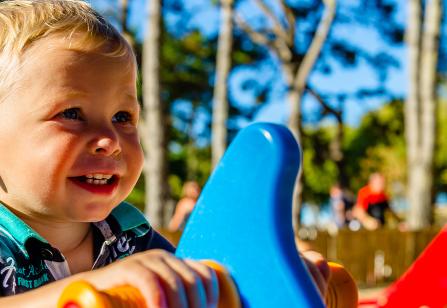 Enfant qui d'amuse sur l'aire de jeux